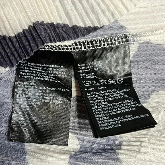 H&M animal print dress,,Black & white zebra print crinkle,balloon sleeves,tiered - Picture 12 of 16